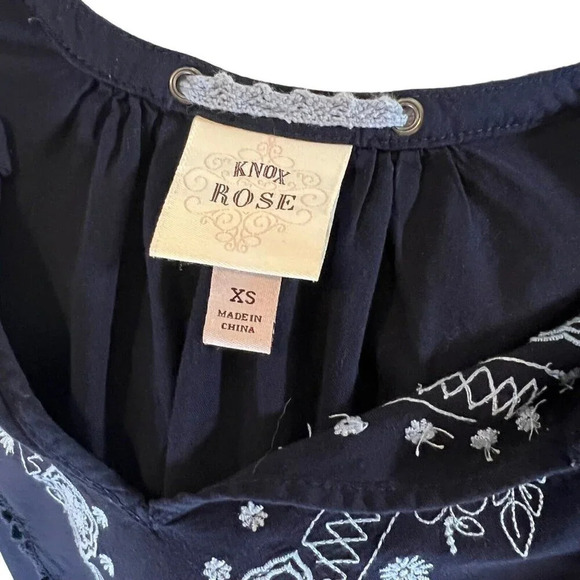 Knox Rose Blue Embroidered Blouse XS Sleeveless Flowers V Neck Boho Embellished - Picture 7 of 7